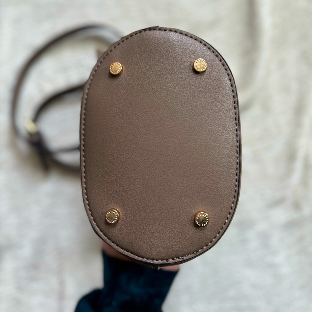vegan leather crossbody. - Picture 3 of 9